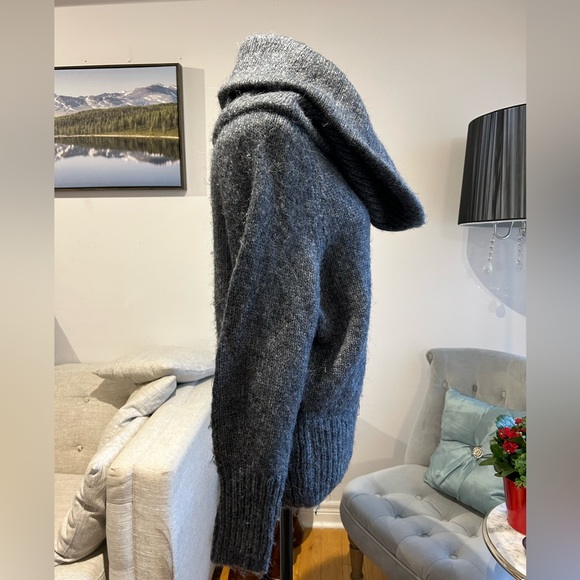 Size S H&M shoulder off navy color sweater - Picture 3 of 7